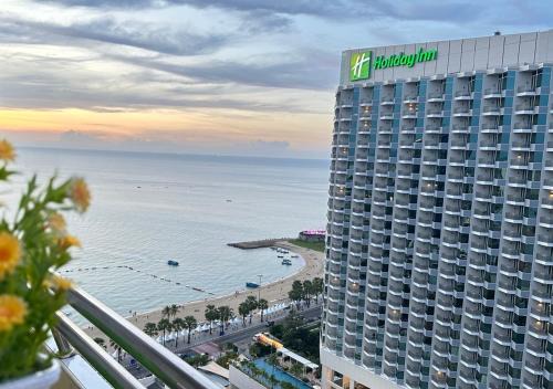 Pattaya Bay Apartment | 20FL Beach Front Huge 1-Bed Condo Next to 5-Star Hotels