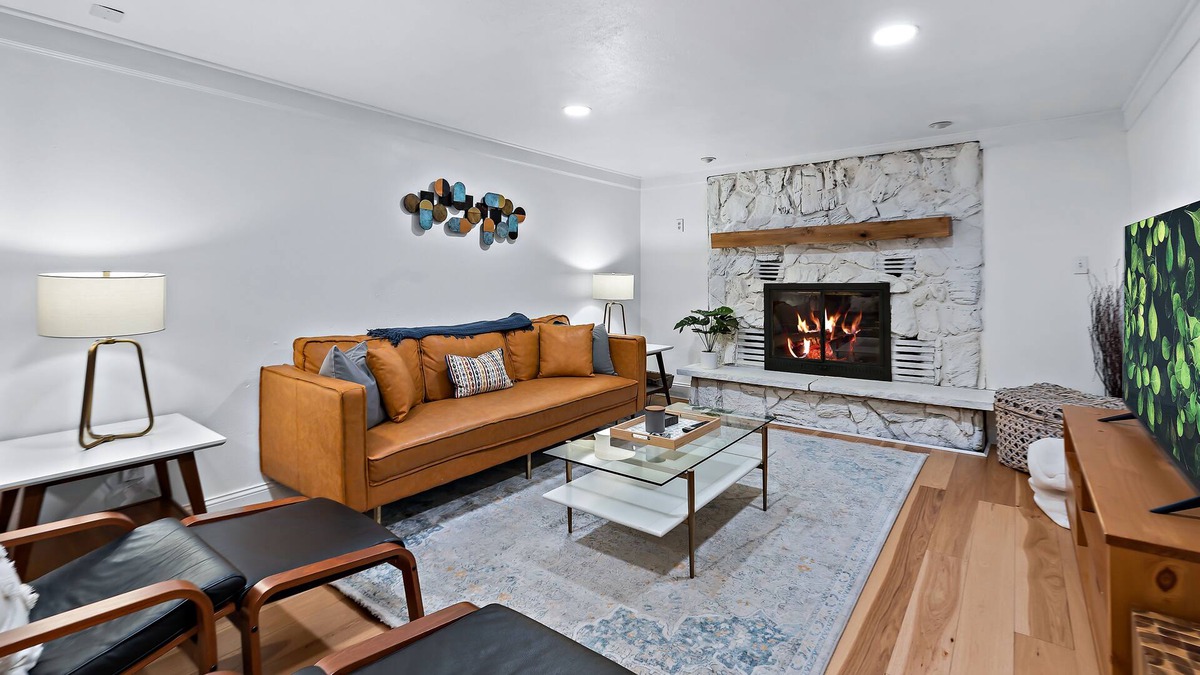 Highlands House | 20mins to Denver, Boulder, Red Rocks, 6 Person Hot Tub & Fire Pit, Fireplace