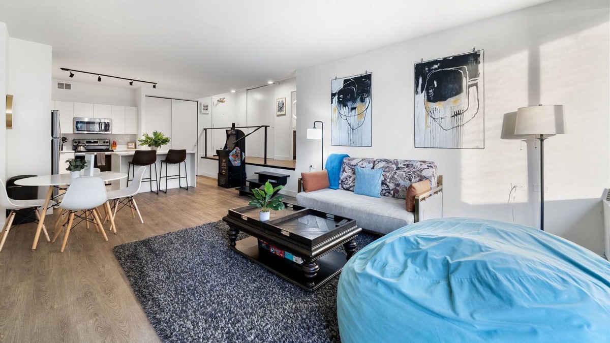 Rush and Division Apartment | 20th Floor Lux Apt w/Rooftop Pool Steps from Lake