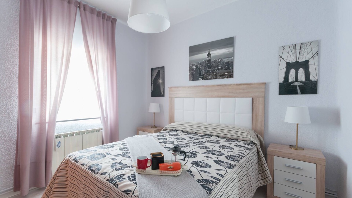 Moscardo Apartment | 21 Gumers Wifi Metro A/C free street parking for families friends & couples
