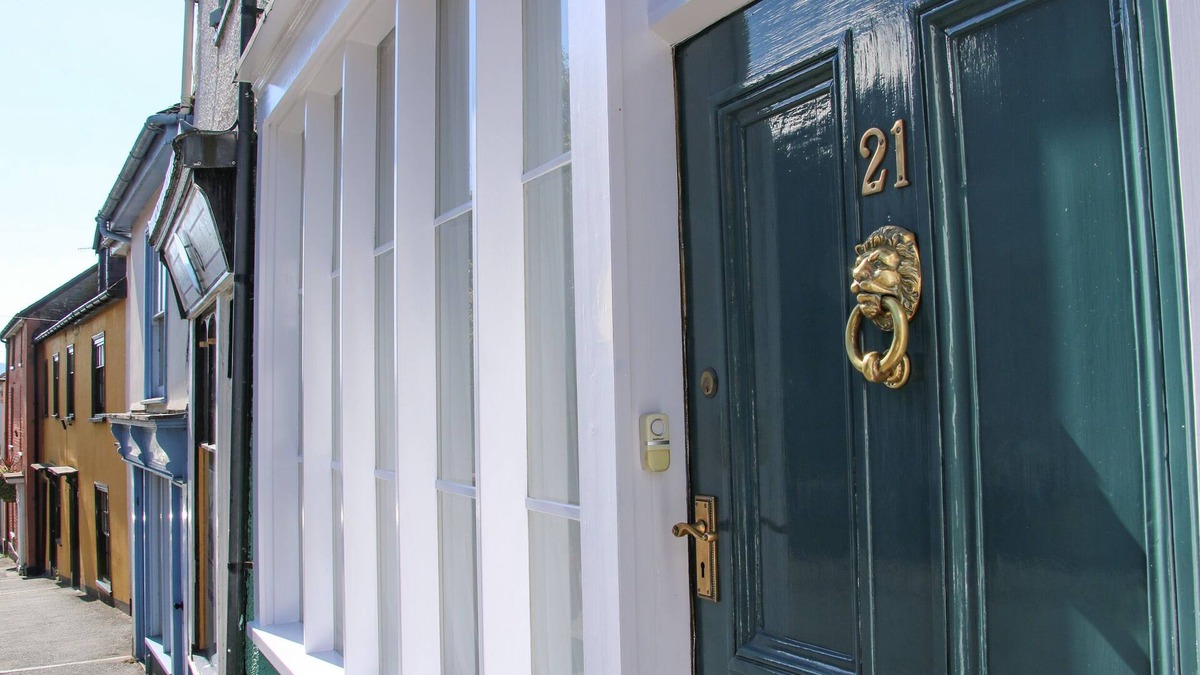Bishops Castle Cottage | 21 HIGH STREET, pet friendly, with a garden in Bishop's Castle