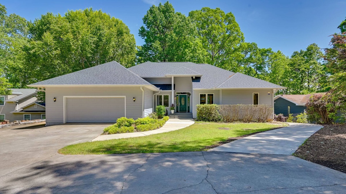 Anderson House | 21 Mi to Clemson University: BBQ-Ready Lake Home