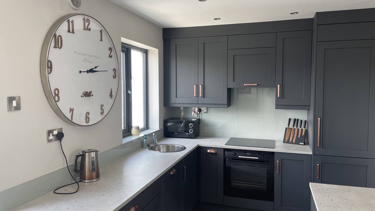 Kilkee House | 21 Victoria Court, Kilkee - sleeps 8 guests in 4 bedrooms