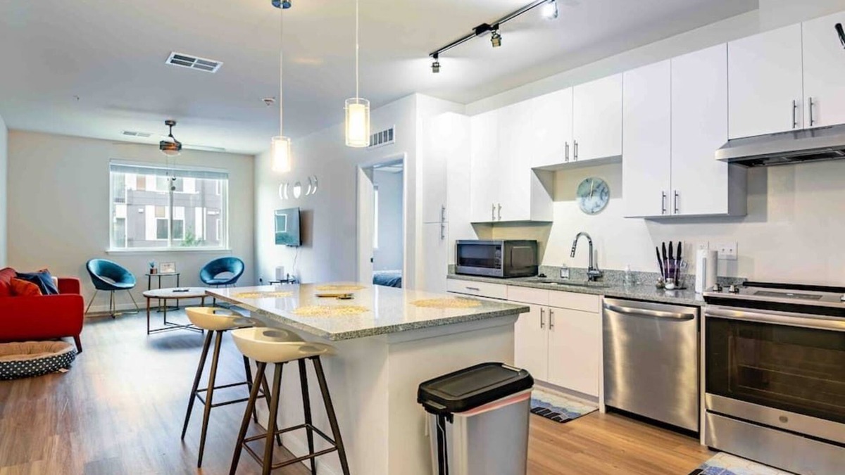 Downtown Baltimore Apartment | 210 · King Bed|🧑‍🦽accessible|UMMC|Free parking|We love 🐕🐈