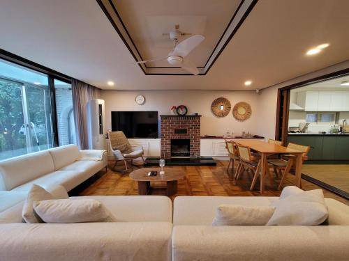 Nonhyeon-dong Apartment | 210 m² Apartment ∙ 6 bedrooms ∙ 21 guests
