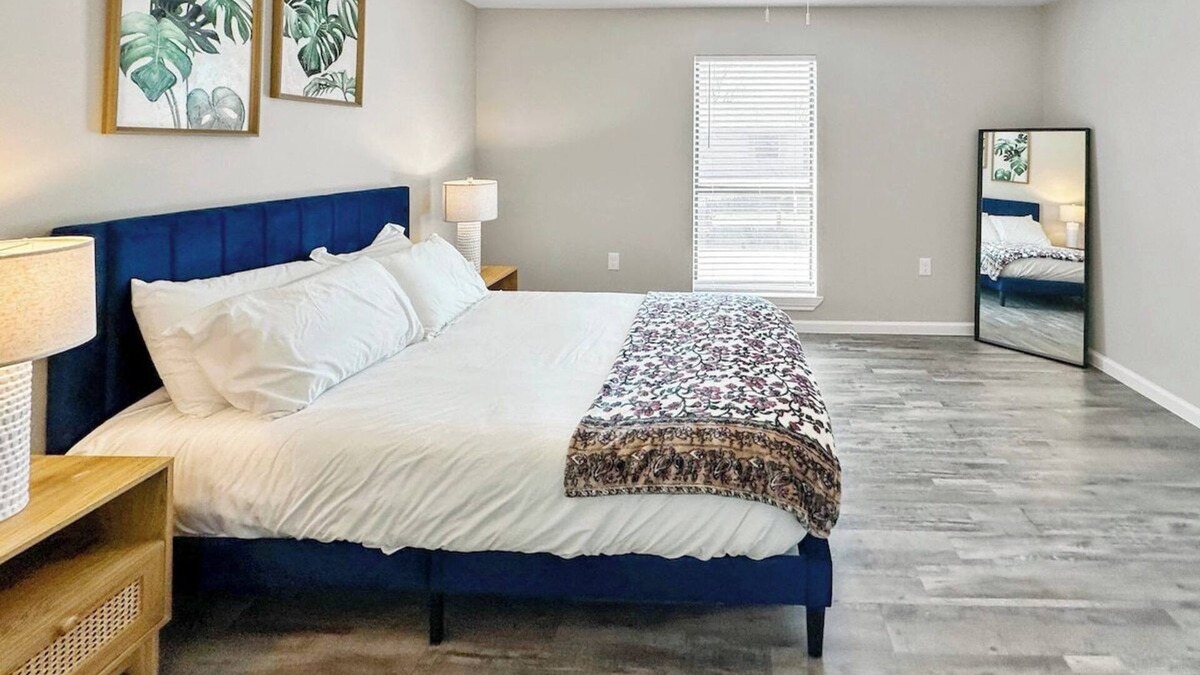 Addison Apartment | 2106 · Cozy Addison Apt, Free Park Wi-Fi, Pool & Gym