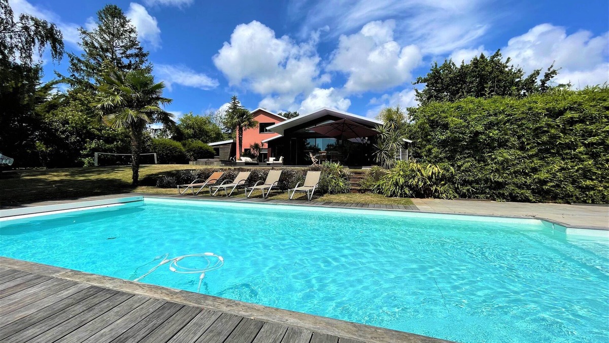 Saint-Marc-sur-Mer Villa | 210m2 haven of peace with outdoor swimming pool, close to the beach