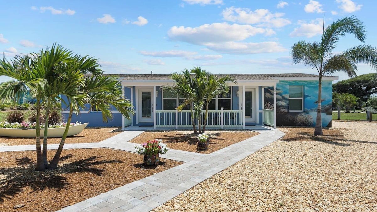 Convair Cove Apartment | 211 Turtle | King Bed | Beach Gear | 1 Block to Beach & Downtown | Dog Friendly
