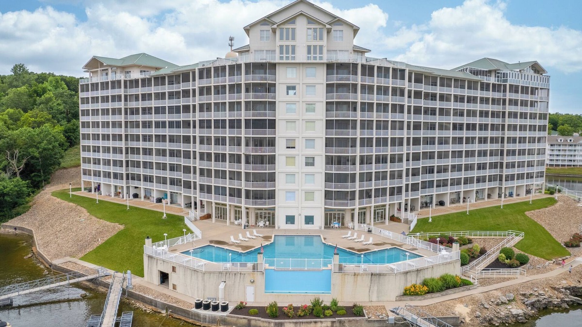 Kaiser Condo | 2110 Towers Beautiful Condo! Quiet! Elevators, indoor/outdoor pools. Free Wifi
