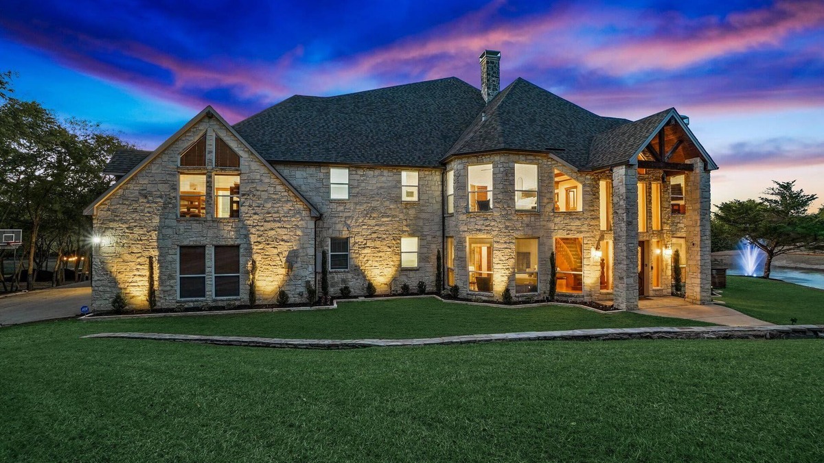 Garland House | 22-Acres Mansion - Backyard Oasis & Entertainment