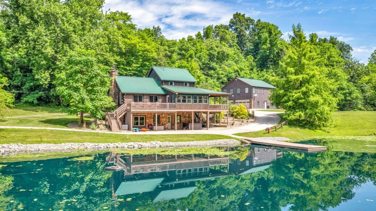 Ava Cabin | 22-Guest Retreat | Spa, Theater, Nature, Games