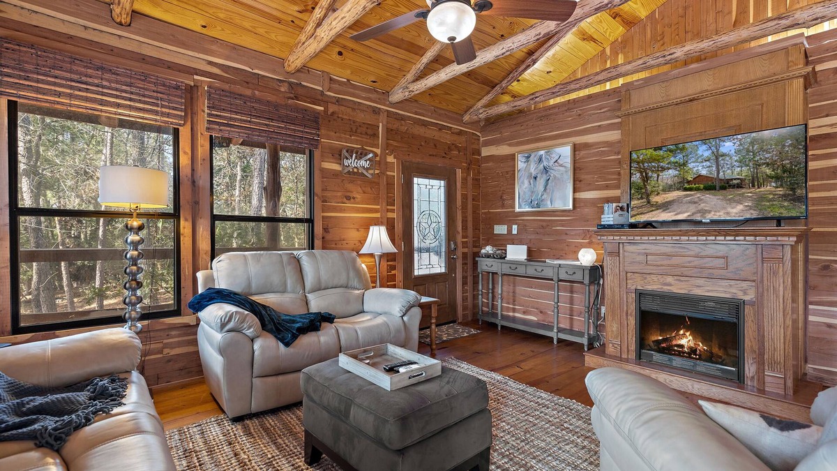 La Grange Cabin | 22 mi to Round Top Warrenton for Antique Week, 2/2 cabin on a quiet lake, Wif
