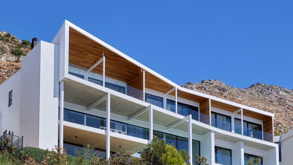 Mountainside Villa | '22 Protea' - Luxury, Style and Elegance - Sleeps 12 in 6 En-suite Bedrooms
