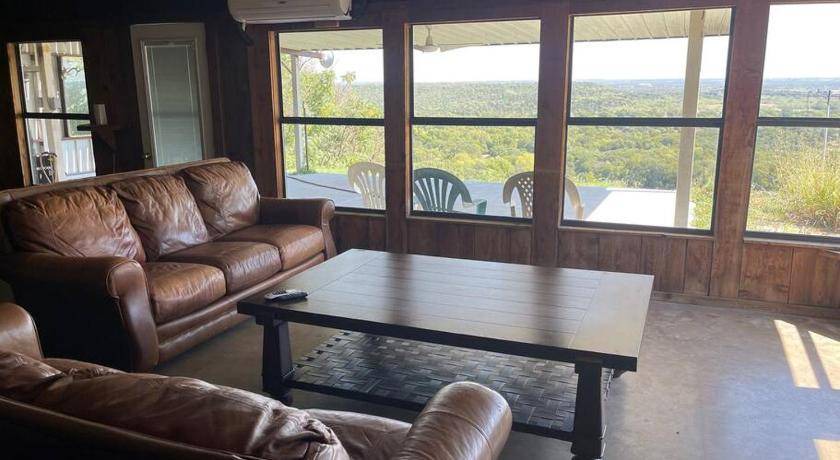 Mineral Wells House | 220 m² House ∙ 4 bedrooms ∙ 8 guests