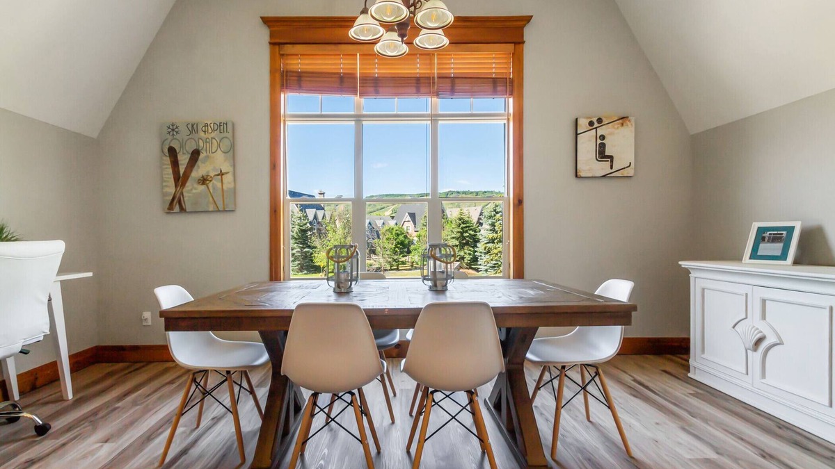 The Blue Mountains Ski Chalet | 220 Snowbridge w/Free Shuttle to Village