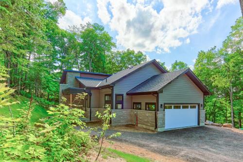 Lake of Bays House | 2200sqf Bungalow in Huntsville, Hidden Valley Ski Resort