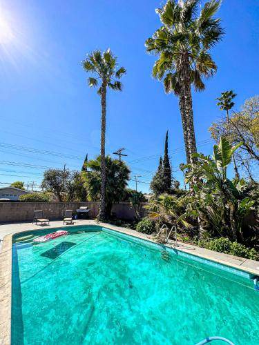 Canoga Park House | 223 m² House ∙ 4 bedrooms ∙ 11 guests