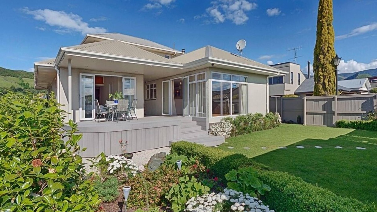Nelson House | 22Collingwood - Nelson City Centre Holiday Home!