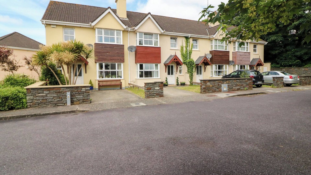 Skibbereen Cottage | 23 COIS CAOL, pet friendly, with a garden in Skibbereen, County Cork