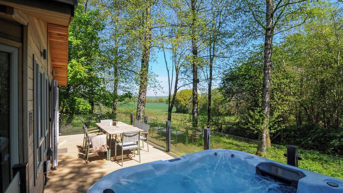 Lower Trengale Cottage | 23 MEADOW RETREAT, pet friendly, with hot tub in Dobwalls