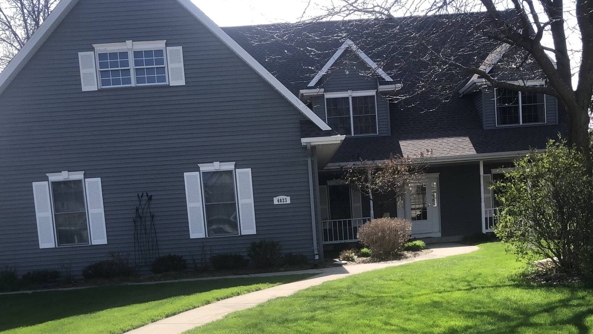 Appleton House | 23 miles EAA Oshkosh, 29 miles Green Bay Packers, 4 miles Lawrence University.