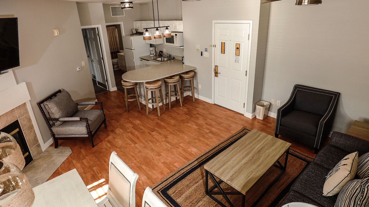 Delavan Lake Condo | 230 - Beautifully Updated 1 Bedroom Condo Suite