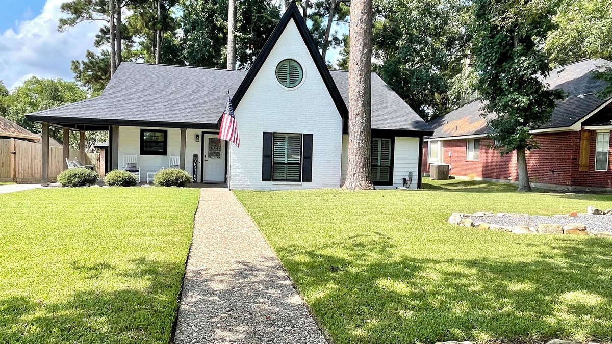 Montgomery Cottage | 2300 Sq Ft, 4/2 ❤️ 2 Minutes From Lake Conroe