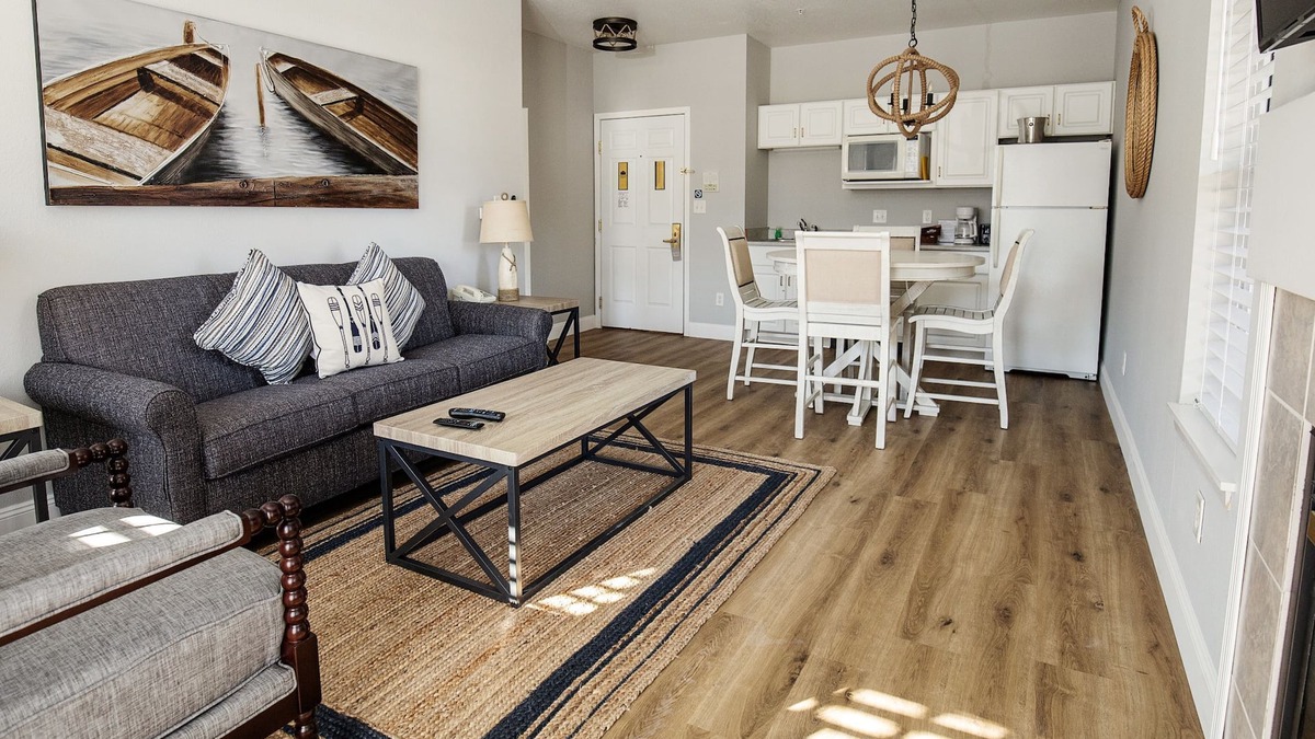 Delavan Lake Condo | 232 - Beautifully Updated 1 Bedroom Condo Suite