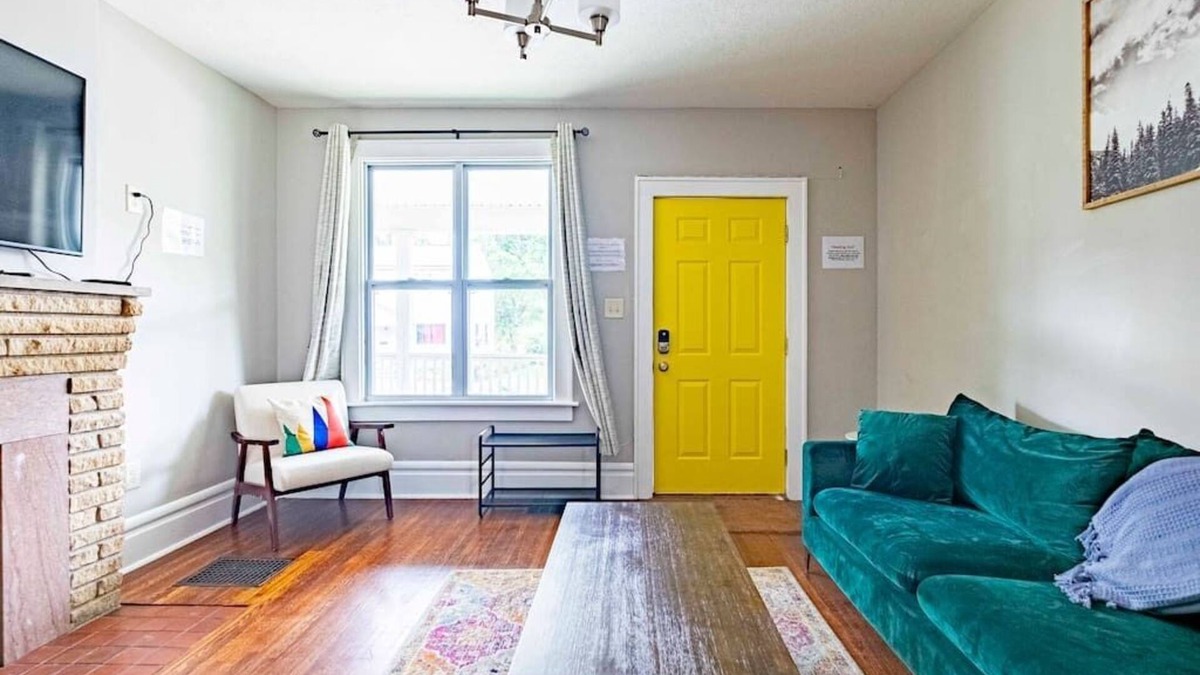 Old North Columbus House | 2394 Indiana (SIDE) · Perfect For Groups & Families-5 Bedroom Cozy Home