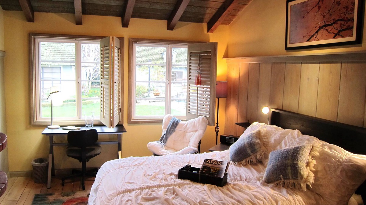 Northridge House | 24/7check-in+ Hi speed WI- FI+ Private Bath+ Kitchenette+ Wash & Dry +Parking