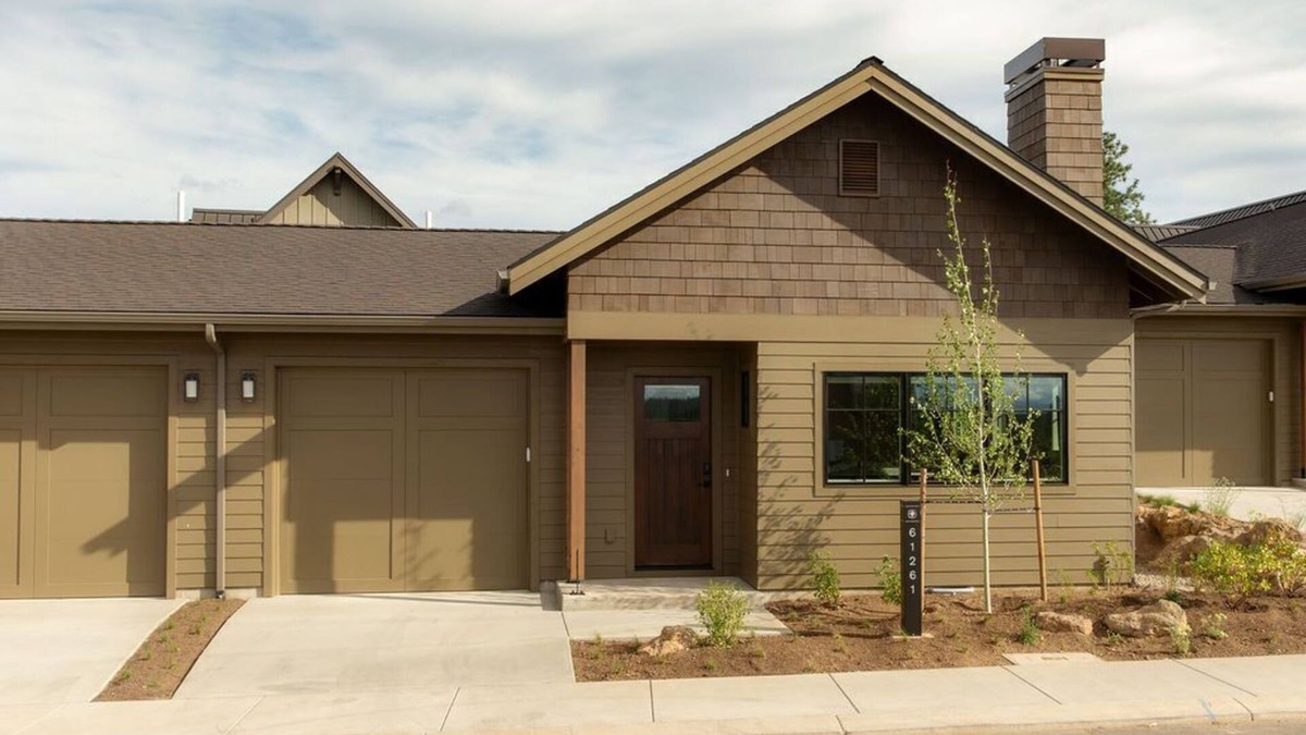Bend House | 24-hr staff ~ resort pool ~ garage ~ wifi ~ W/D ~ fireplace ~ concert shuttle 🎵