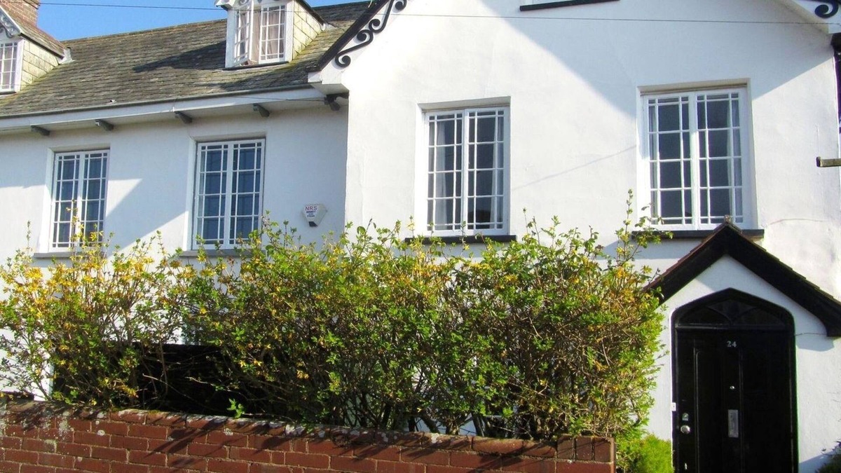 Topsham Cottage | 24 VICTORIA ROAD, family friendly, with open fire in Topsham