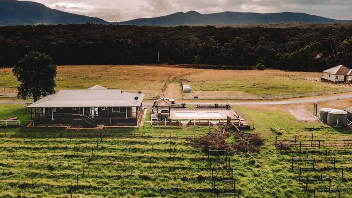 Cooranbong Cabin | 240 Cottage 01 · Cheerful 4 bedroom Cottage with swimming pool