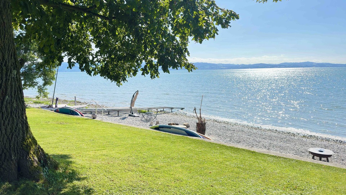 Nonnenhorn Apartment | 240 m² Ferienwohnung direkt am Bodensee mit privatem Strand und Fasssauna