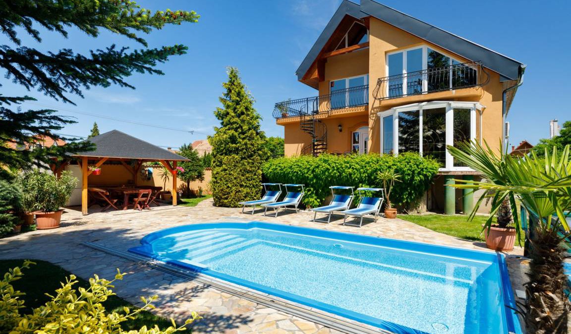 Balatonlelle House | 240 m² House ∙ 1 bedroom ∙ 15 guests