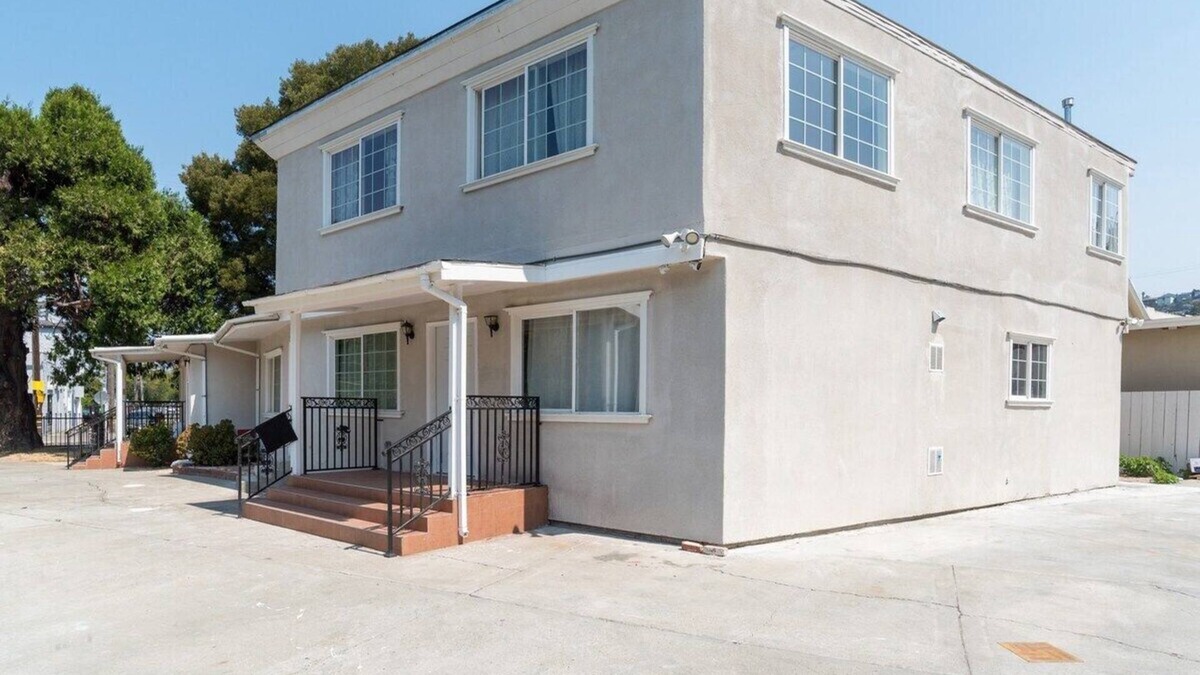Oakland House | 2402 - Stylish Urban 4B3B Close to Zoo, Coliseum, FWY & BART