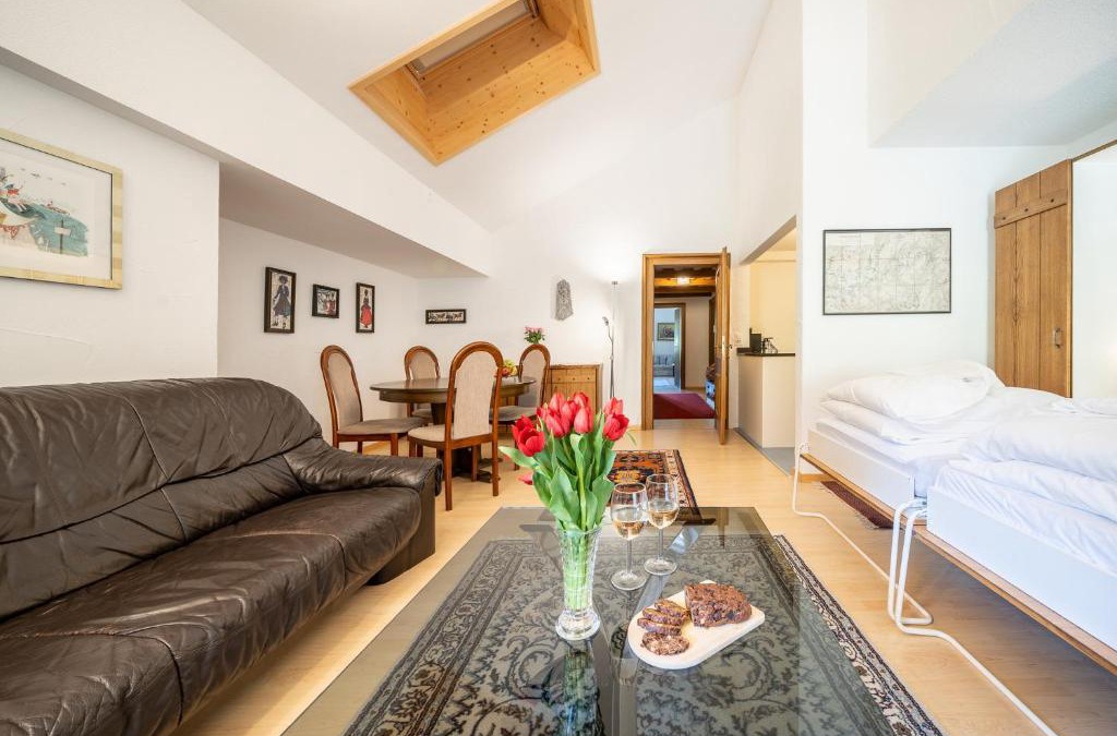 Vulpera Apartment | 2403 Charmante Dachwohnung mit hohen Decken und Suedbalkon