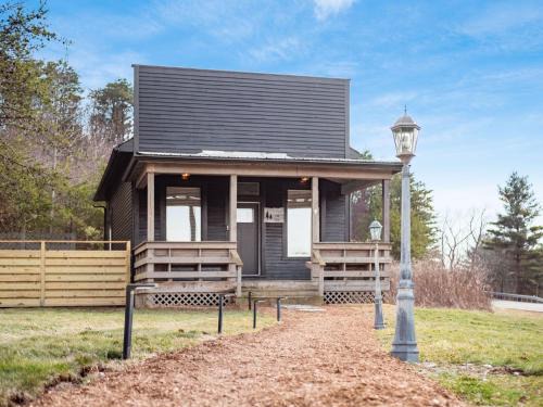 New Plymouth House | 24180 SR 93 Copper Oak The Copper Oak House Hot Tub l