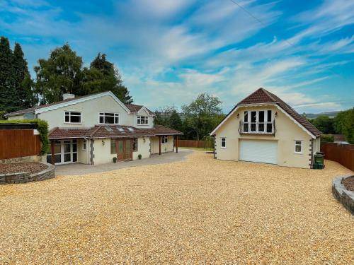 Rudry House | 248 m² House ∙ 6 bedrooms ∙ 14 guests