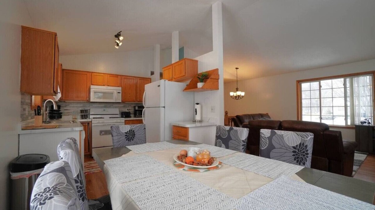Shakopee House | 249) Perfect for larger groups!