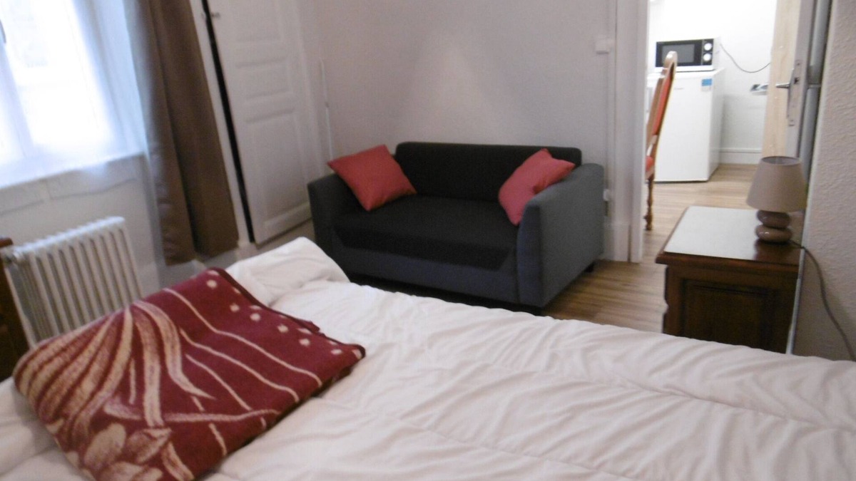 Neris-les-Bains Apartment | 24M2 F1 APARTMENT on independent ground floor in quiet street