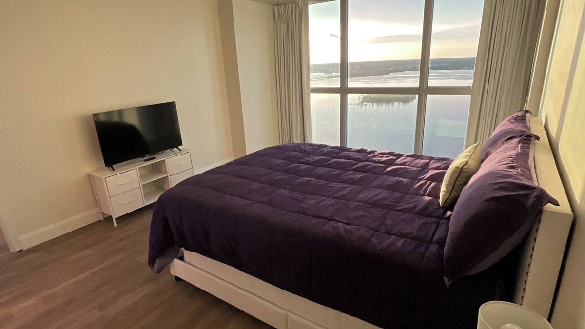 Downtown Historic District Apartment | 25 floors up. Endless views down.