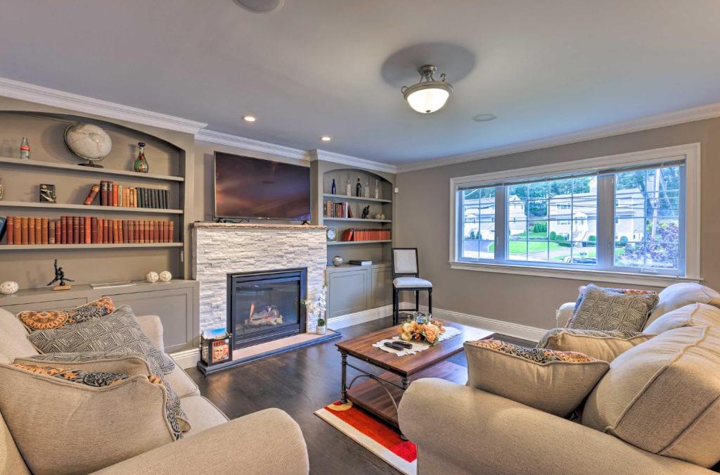 Glen Cove Apartment | 25 Mi to NYC Walkable Long Island Apt with Balcony