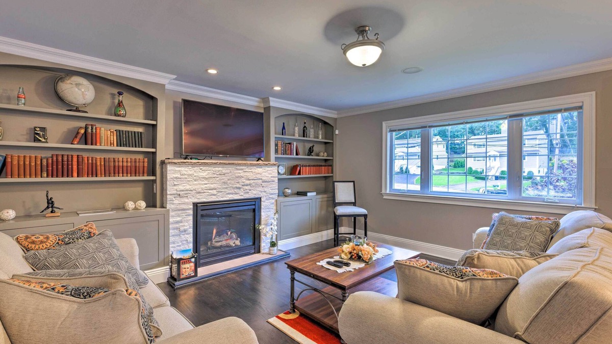 Glen Cove Apartment | 25 Mi to NYC: Walkable Long Island Apt w/Balcony