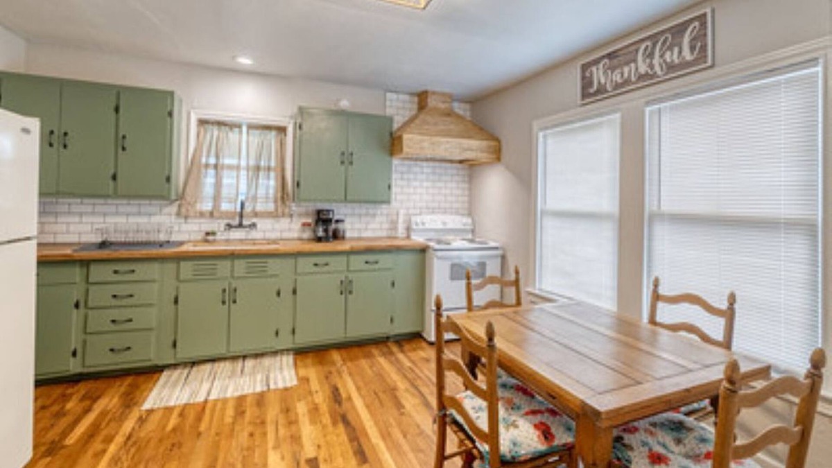 Uvalde House | 25 min to concan! Newly remodeled farmhouse in downtown Uvalde.
