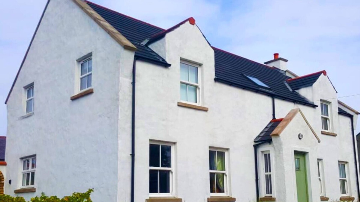 Ballycastle House | 25 mins from Open Golf Portrush 2025. Large Family Friendly House, Sleeps 8.