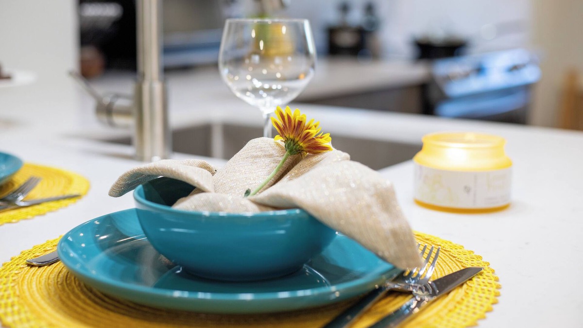 Cooksville Apartment | 25 mins to Toronto. 5 mins to Trillium Hospital. Quiet, friendly neighbourhood