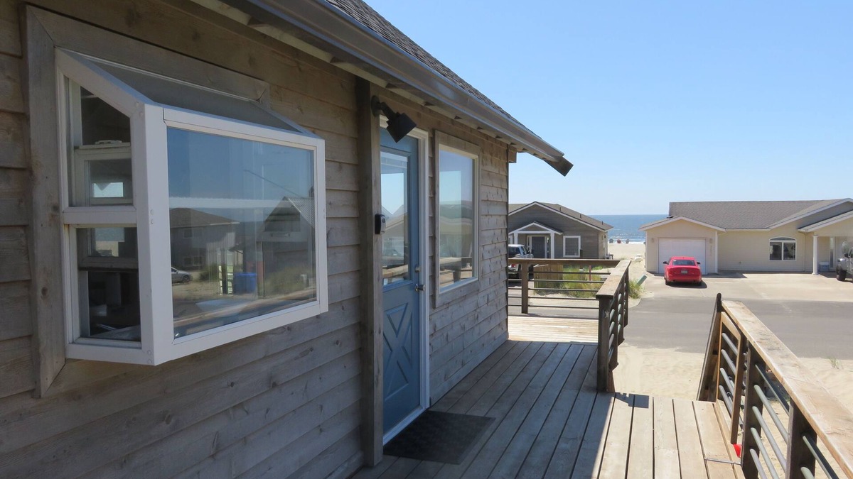 Kiwanda Shores House | 25 Steps to Sand + Sunset Views. Pacific City Beachfront Getaway!