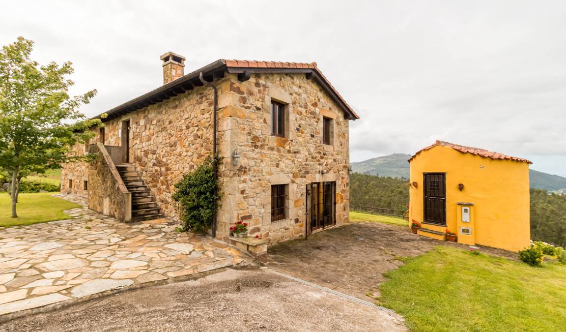 Lierganes Apartment | 250 m² Apartment ∙ 4 bedrooms ∙ 10 guests
