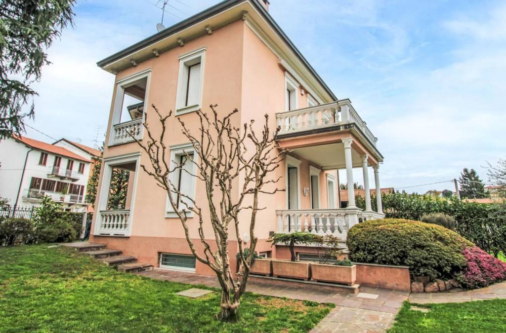 Castronno House | 250 m² House ∙ 5 bedrooms ∙ 10 guests